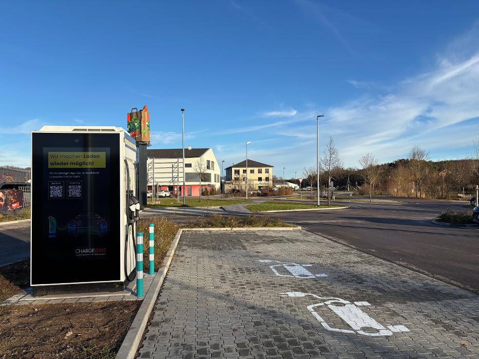 ChargeOne Ladestation, Im Gewerbegebiet in Abenberg