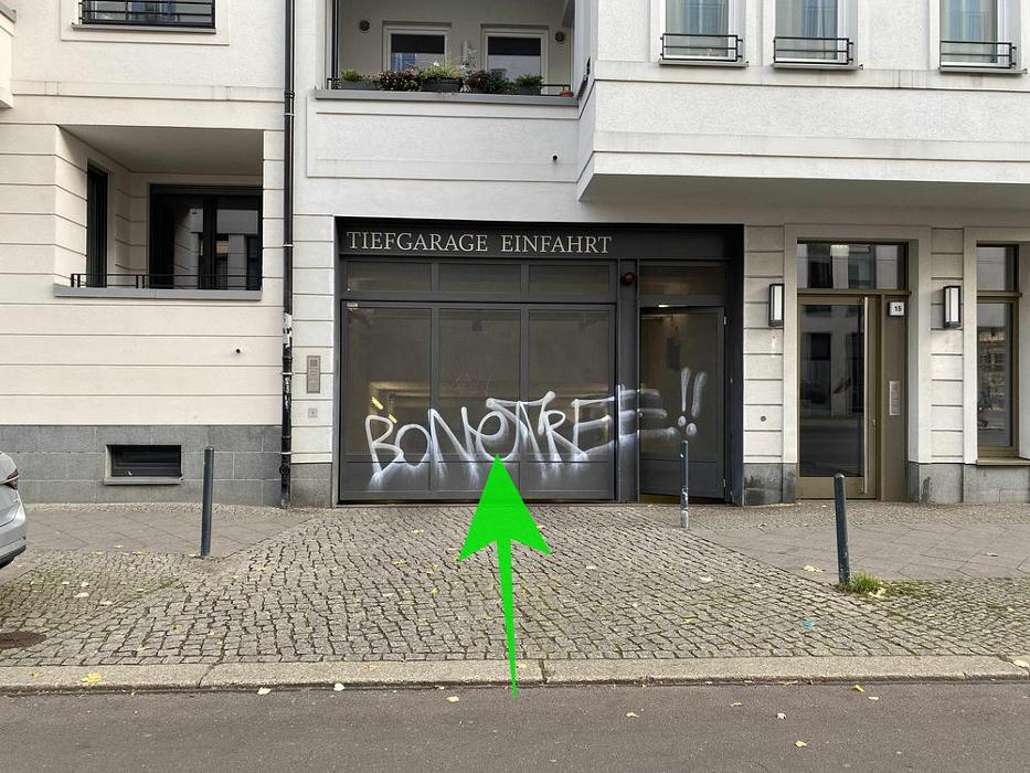 ampido Parkplatz, Holteistraße in Berlin