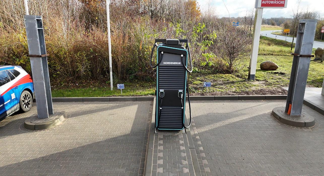 NORDENERGIE Ladestation Geschendorf, Dorfstraße in Geschendorf