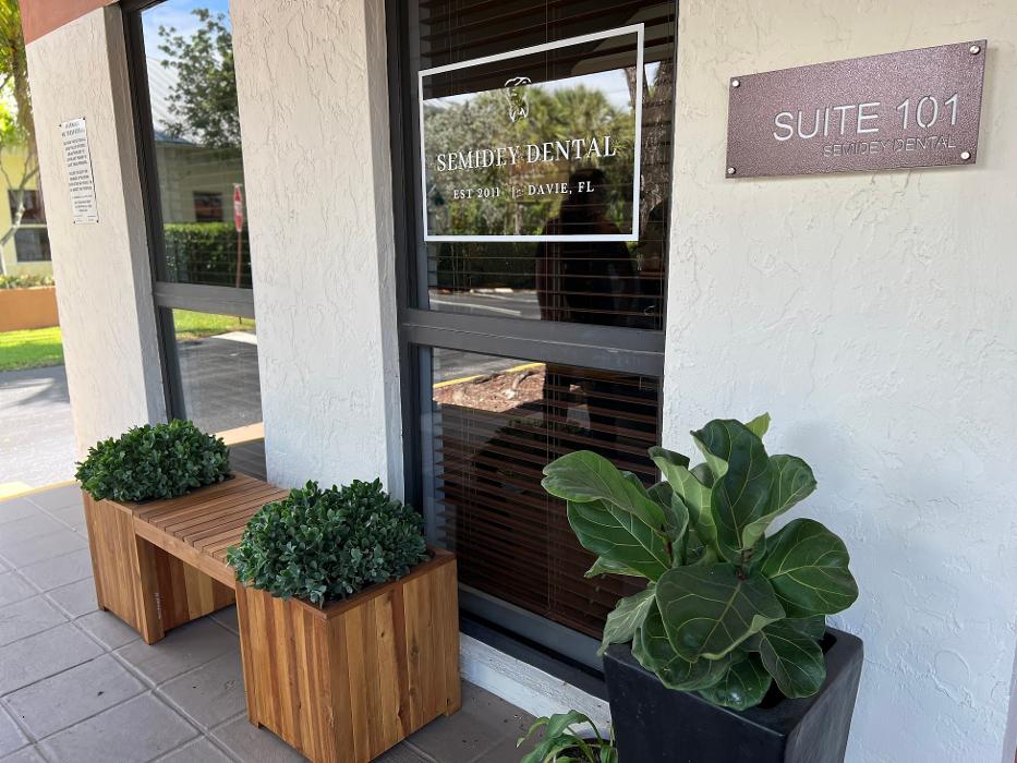 Semidey Dental Image