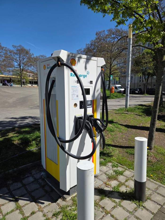Shell Recharge Charging Station, Weitlingstraße in Berlin