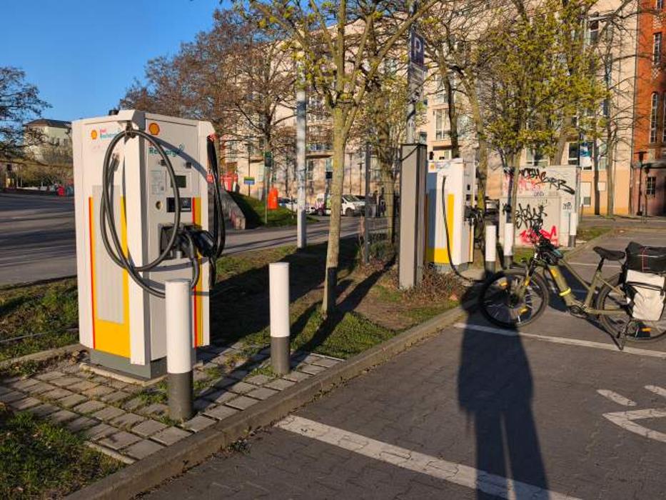 Shell Recharge Charging Station, Weitlingstraße in Berlin