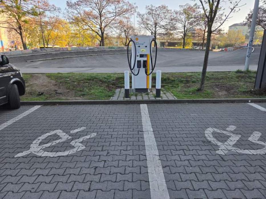 Shell Recharge Charging Station, Weitlingstraße in Berlin