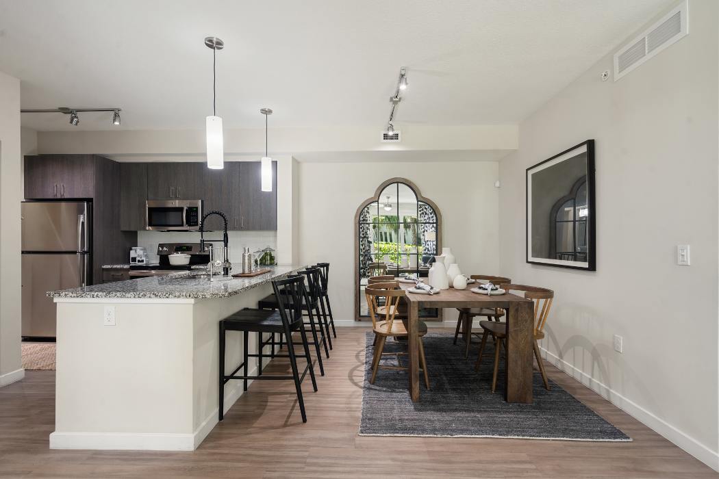 Cortland Hollywood Image