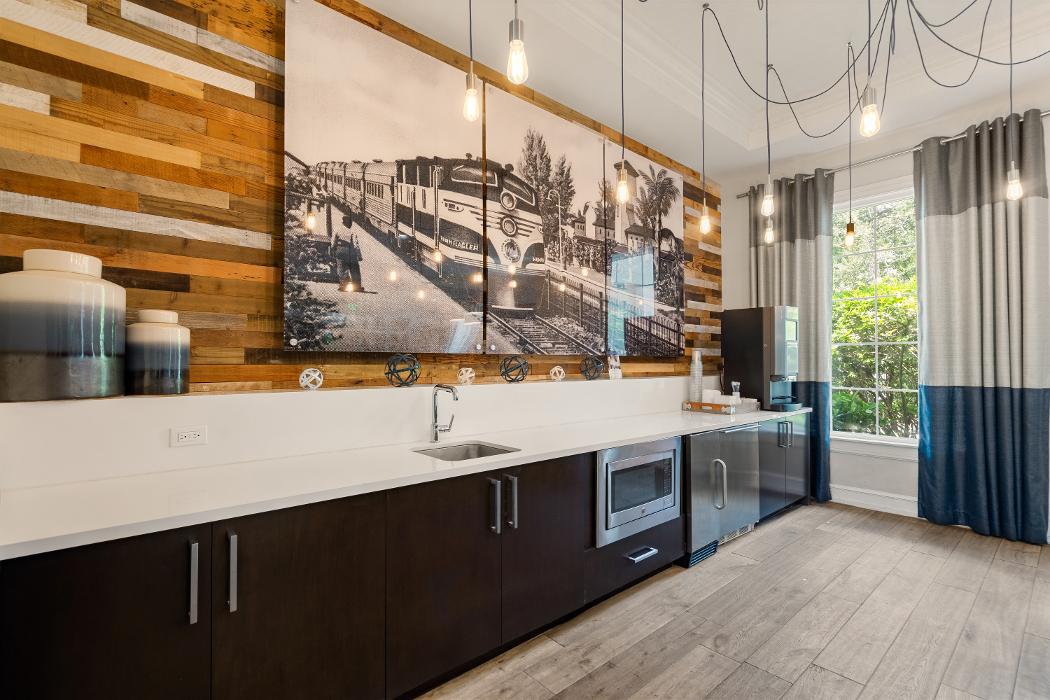 Cortland Hollywood Image