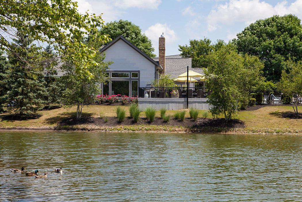 Lake's Edge by Cortland Logo