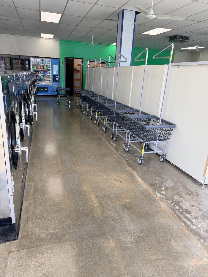 Luxe Laundries - Beverly Blvd Logo