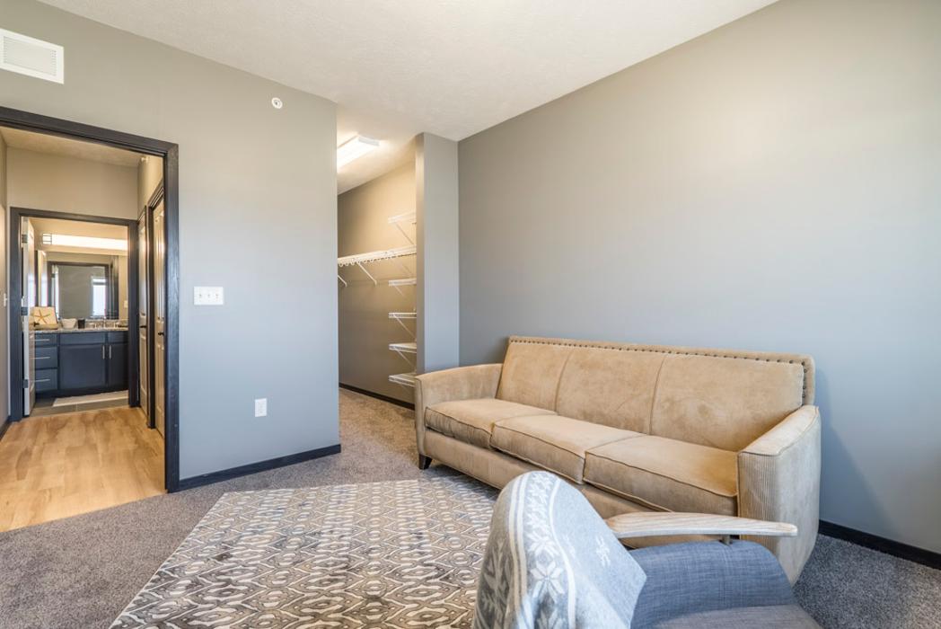 The Flats at 84