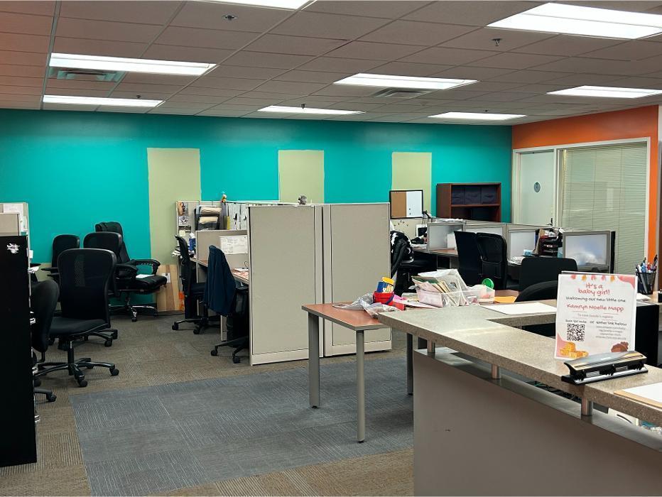An enrichment room at Camen Academy featuring a wooden library bookshelf, a round study table, and classic arcade machines used for student rewards and leisure.