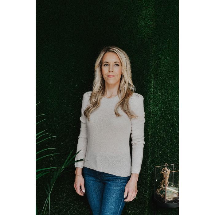 Dr. Jessica Hehmeyer, founder of Well Empowered functional medicine practice in Chicago, offering individualized treatment plans focused on gut health, hormone optimization, thyroid function, and root-cause health solutions.