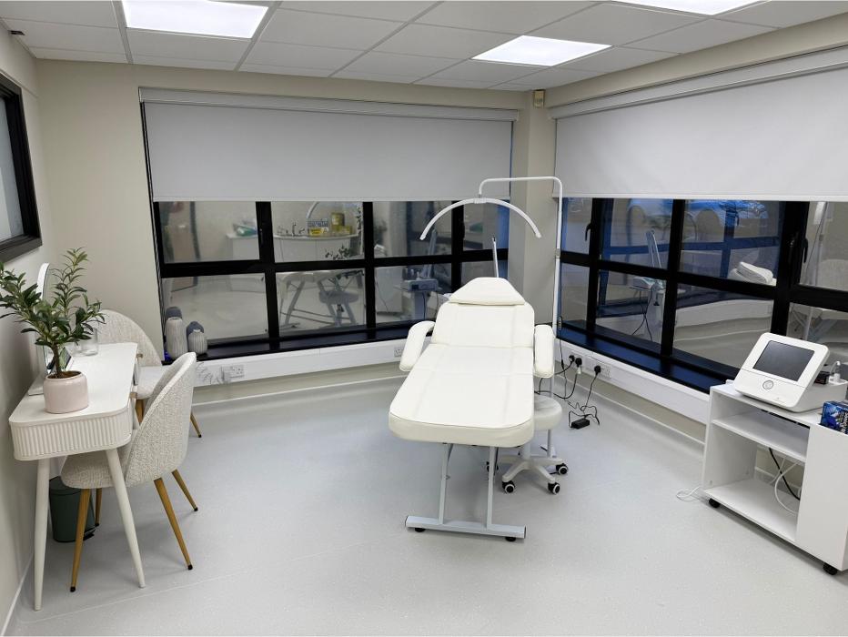 Inside The De Peyer Clinic showing the modern, medically led treatment space designed for safe and comfortable aesthetic procedures in Southampton.