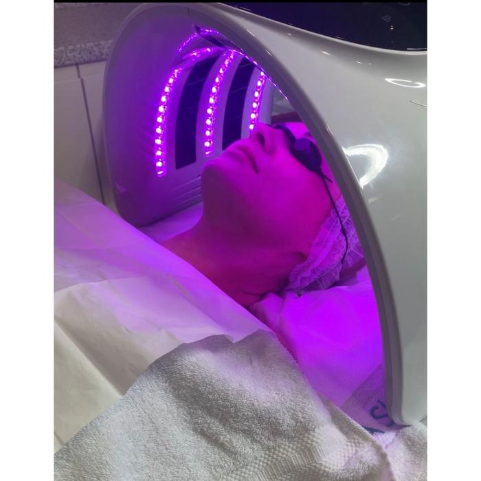 Professional LED light therapy at The De Peyer Clinic in Durley, Southampton, supporting skin healing and rejuvenation.