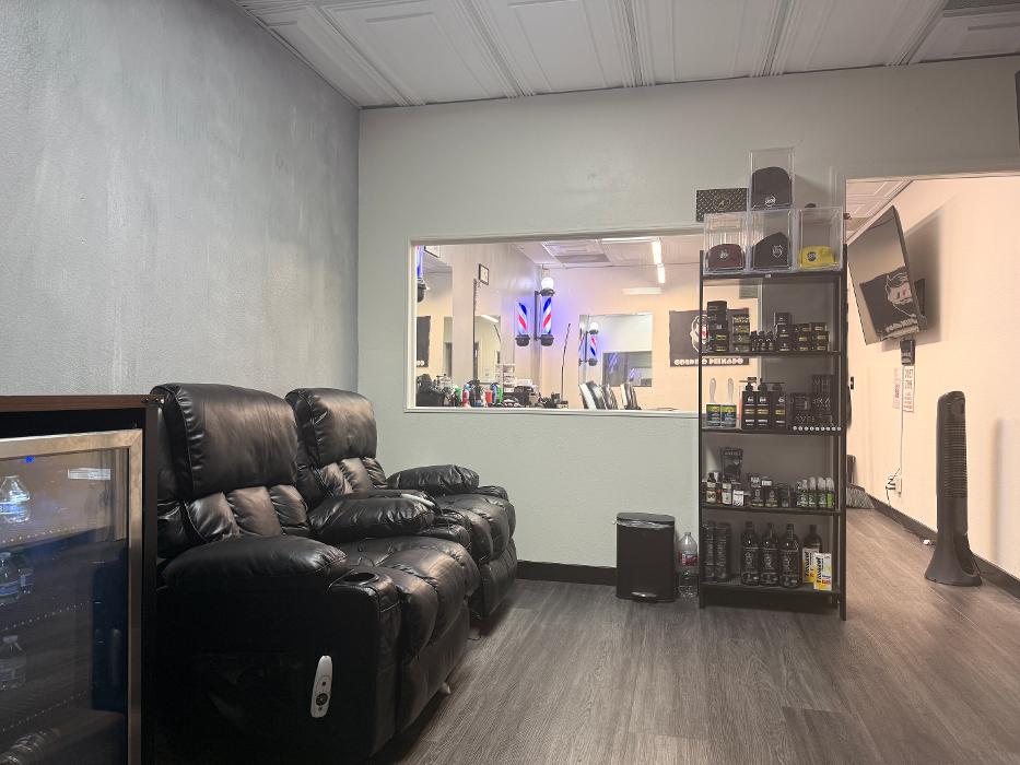 Gordito Peinado Barbershop Haircuts Beards Shaves Color Image