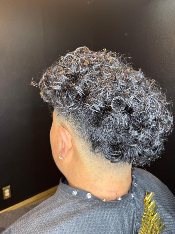 Gordito Peinado Barbershop Haircuts Beards Shaves Color Image