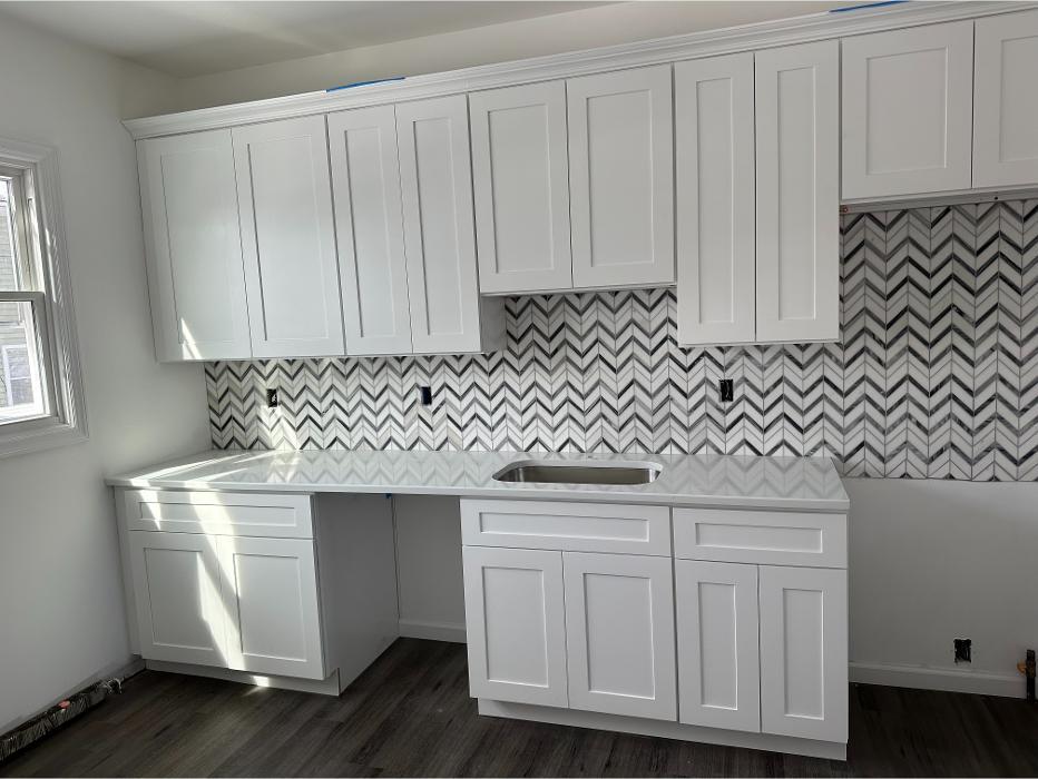 Kitchen backsplash tile installation with clean grout lines and detailed finishing to enhance the kitchen&rsquo;s style and protection.