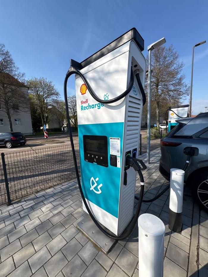Shell Recharge Charging Station, Große Diesdorfer Straße in Magdeburg