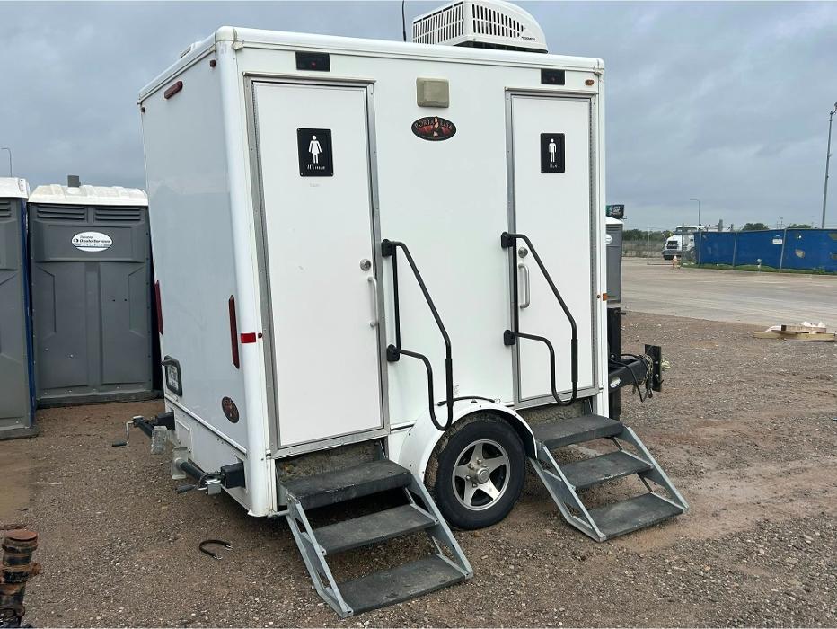 Nice trailer porta-potties, 2 in 1. Event portable restrooms.