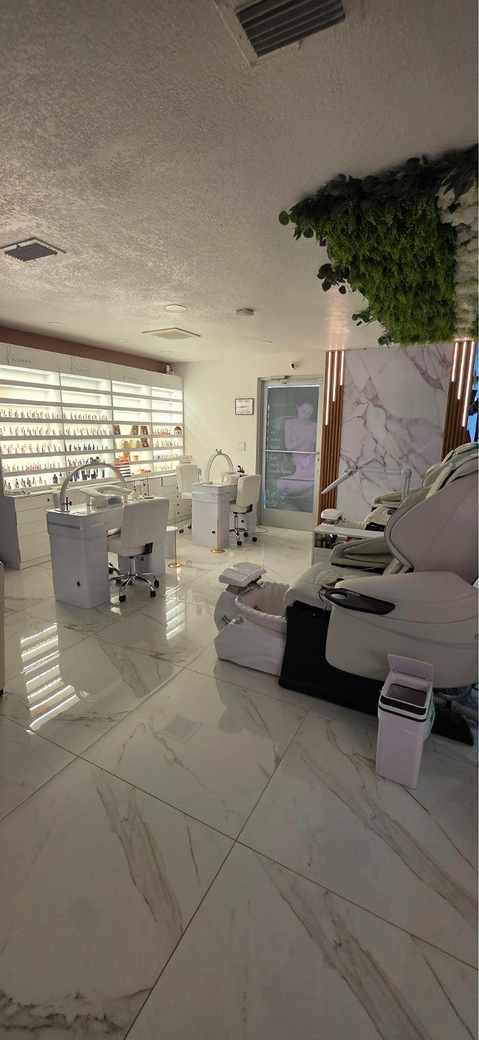 Clean and professional med spa environment in Brandon FL focused on hygiene and client care.
&ldquo;near Brandon Mall&rdquo;
&ldquo;serving Brandon, Riverview, Valrico, and Tampa FL&rdquo;
&ldquo;top-rated aesthetic clinic in Tampa Bay&rdquo;