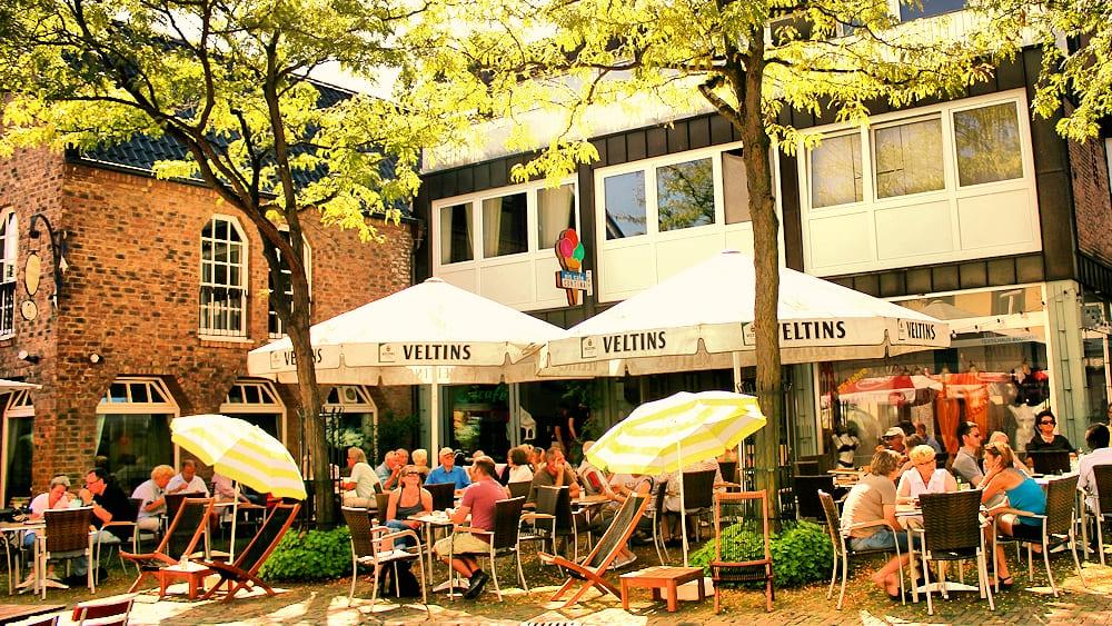 Eiscafé Cortina, Hauptstraße in Meerbusch