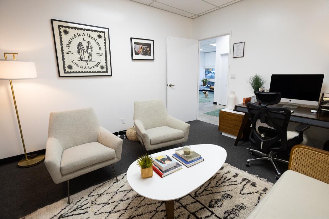 A comfortable and brightly lit lounge area with cozy seating and a calming atmosphere, ideal for relaxation, informal conversations, or group sessions at Key Healthcare.