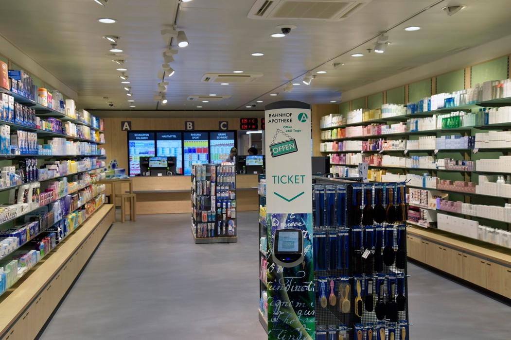 Bahnhof Apotheke Oerlikon, Hofwiesenstrasse in Zürich