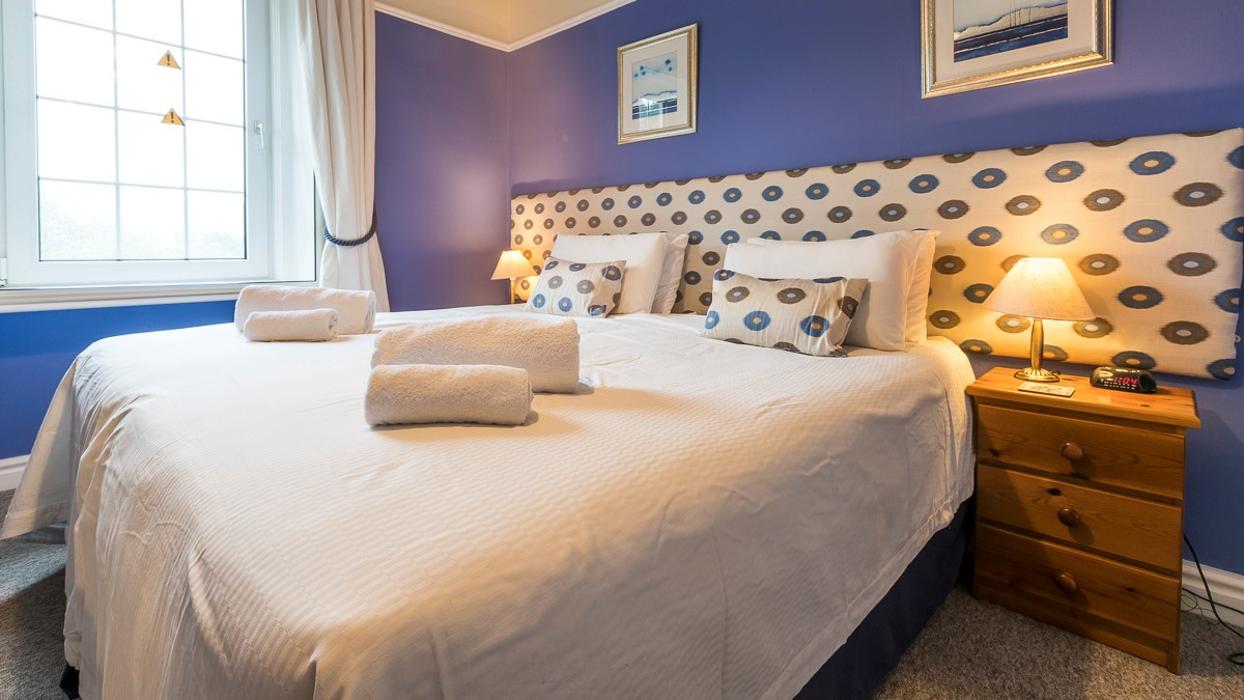 Room 3 Twin or Super-king/ Adjoining Bathroom