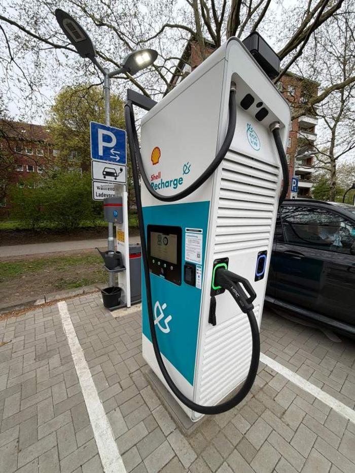 Shell Recharge Charging Station, Fruchtallee in Hamburg