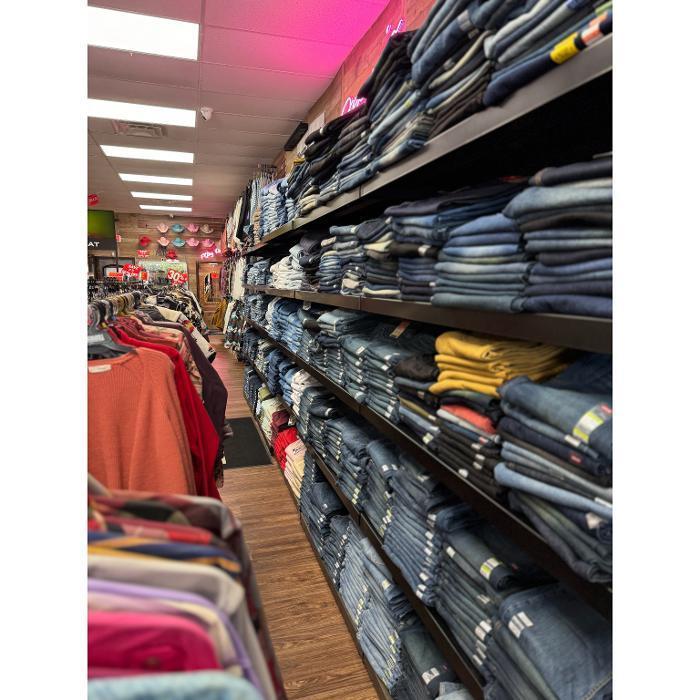 ARIAT, WRANGLER, LEVI, ROCK & ROLL and many more Jeans to choose from!