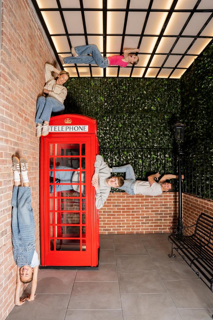 Reverese room illusion family