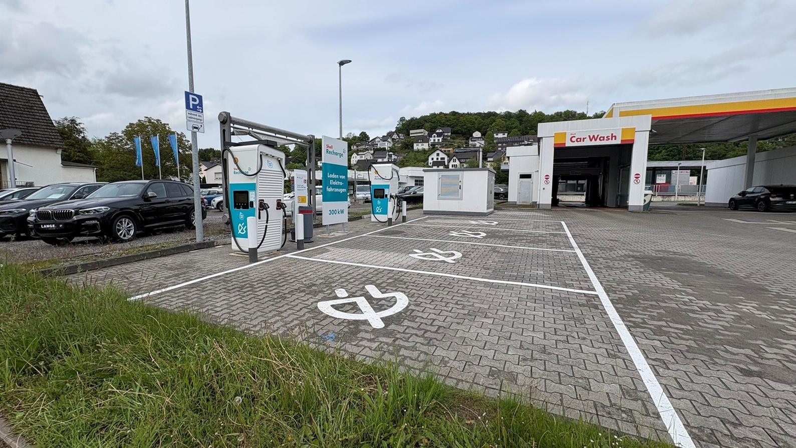 Shell Recharge Charging Station, Hauptstraße in Sundern (Sauerland)