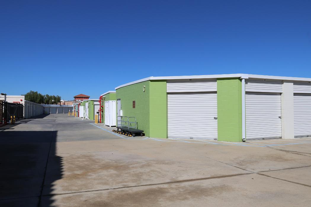 Clean self-storage units near LA Fitness