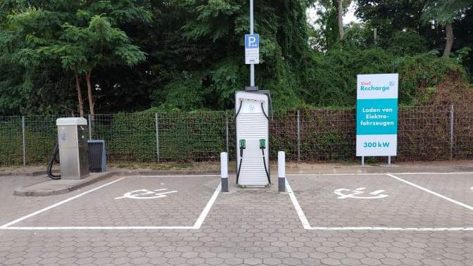 Shell Recharge Charging Station, Hamburger Allee in Schwerin