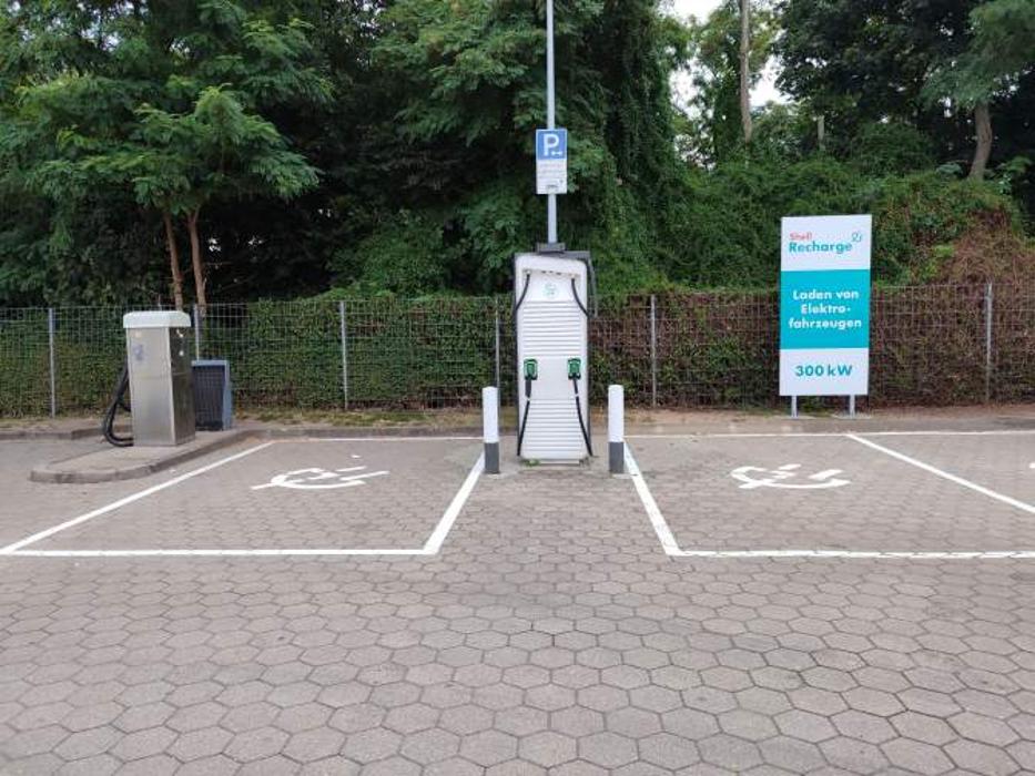 Shell Recharge Charging Station, Hamburger Allee in Schwerin