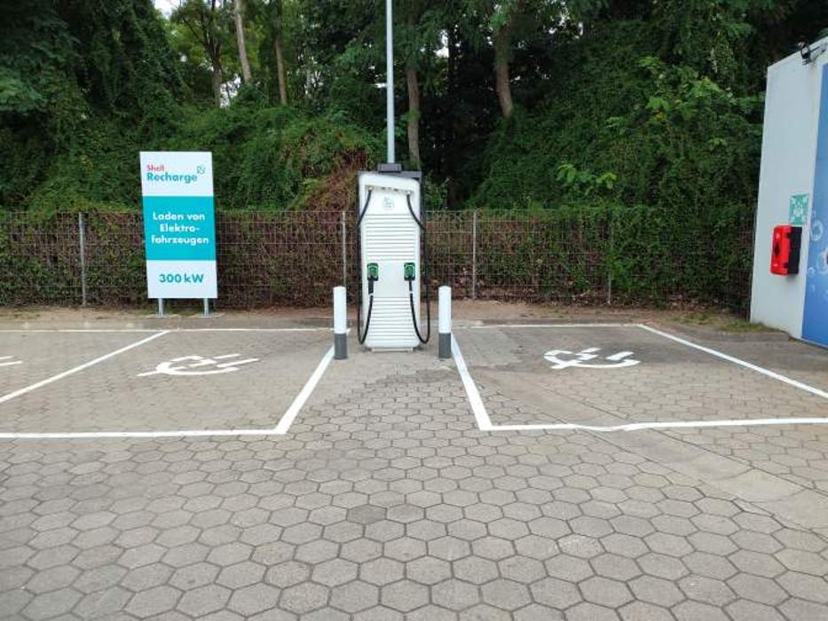 Shell Recharge Charging Station, Hamburger Allee in Schwerin