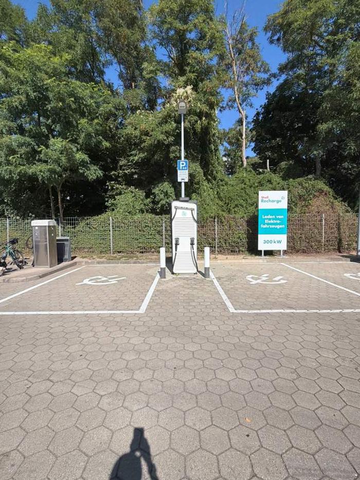 Shell Recharge Charging Station, Hamburger Allee in Schwerin