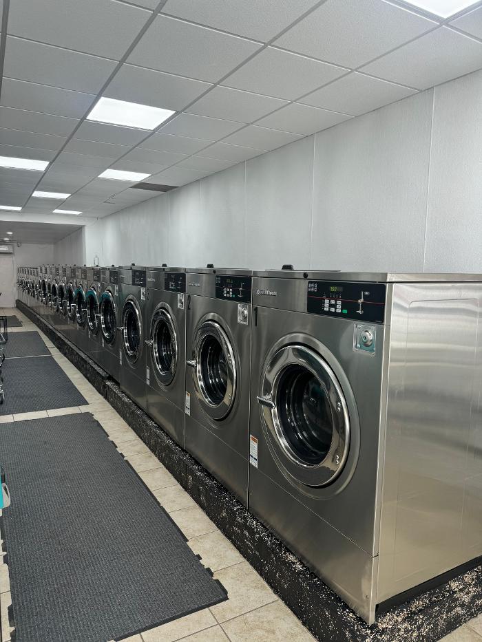 Luxe Laundromat on Lincoln