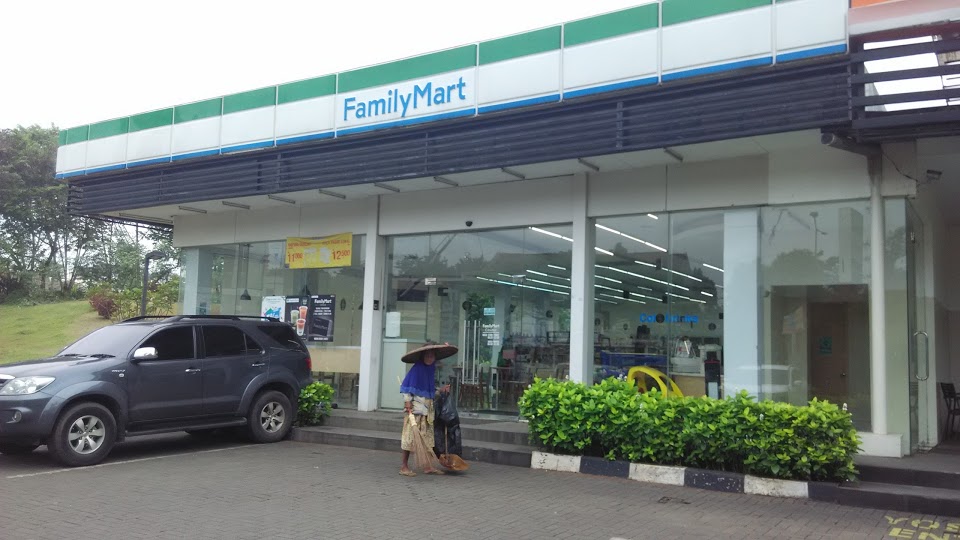 Foto de FamilyMart Cibubur Depok Foto de FamilyMart Cibubur Depok