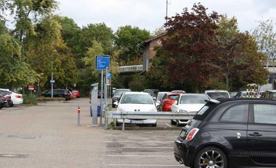 DB BahnPark Parkplatz Bahnhof P1, Ladestraße in Korntal