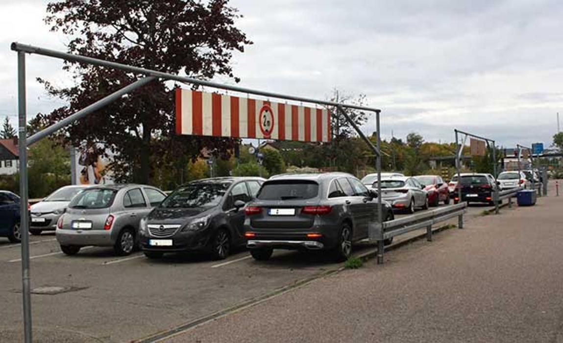 DB BahnPark Parkplatz Bahnhof P1, Ladestraße in Korntal