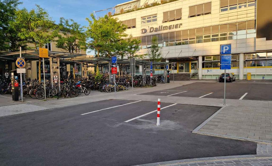 DB BahnPark Parkplatz Hauptbahnhof Vorfahrt rechts P1, Bahnhofstraße in Regensburg