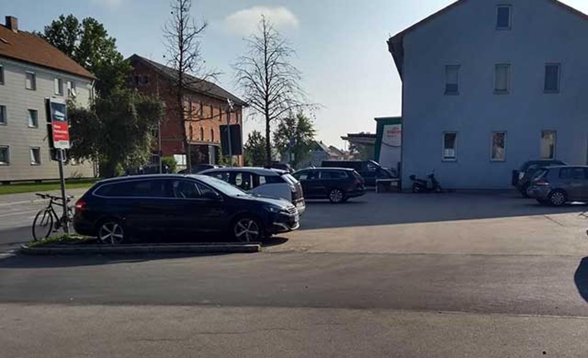 DB BahnPark Parkplatz Bahnhof P2 links, Bahnhofplatz in Straubing