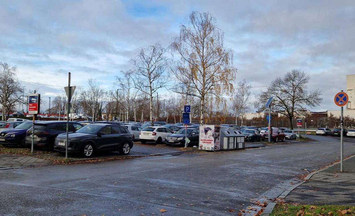 DB BahnPark Parkplatz Hauptbahnhof P4 Vorderseite rechts, Am Hauptbahnhof in Hanau