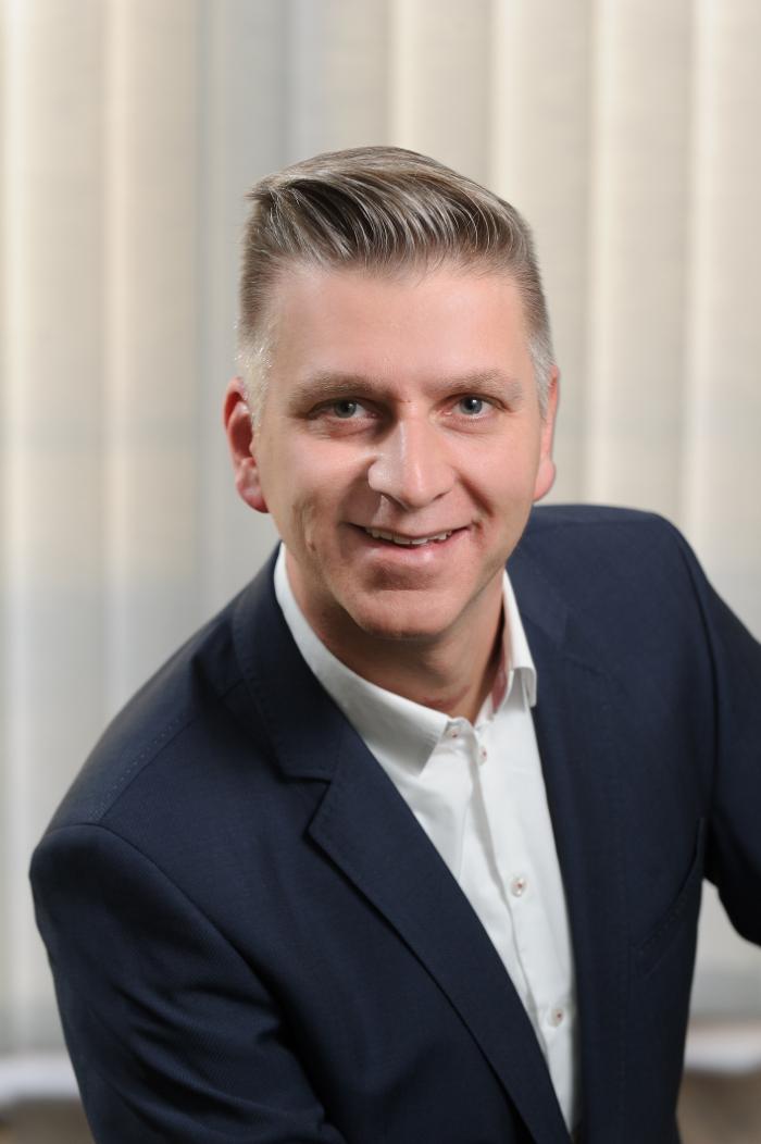 ERGO Versicherung Matthias Hallstein, Im Ort in Fürth