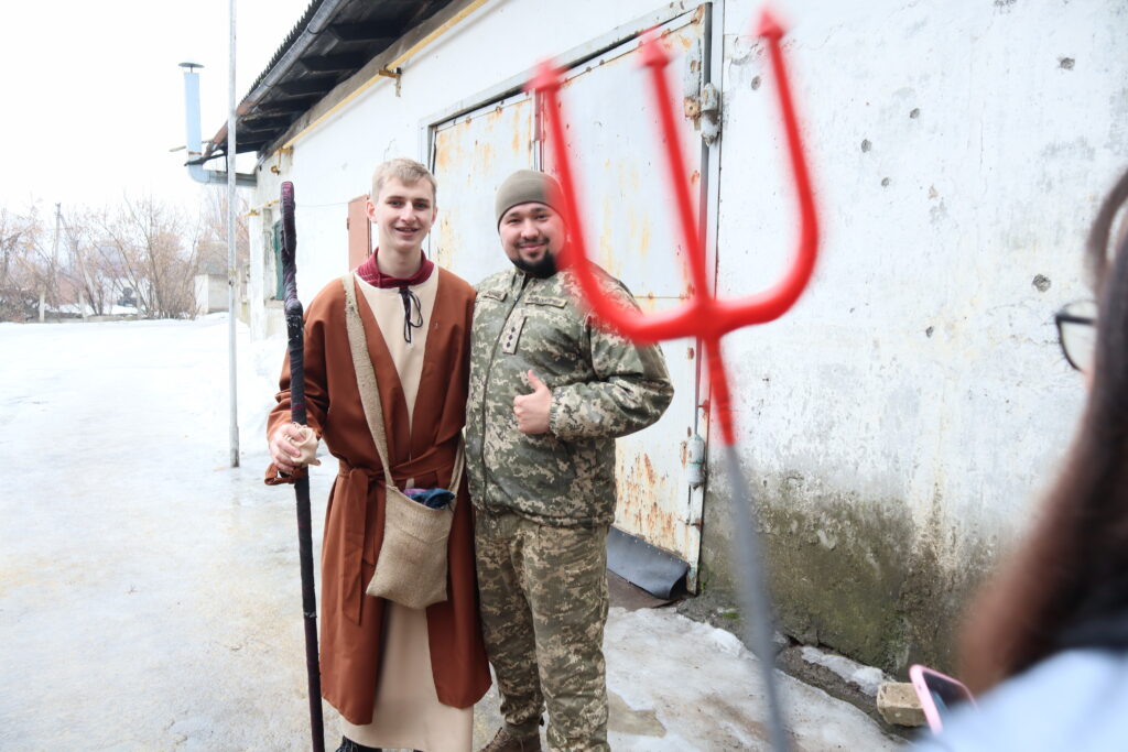 Коляда студентів УКУ прозвучала для українських військових на фронті_1
