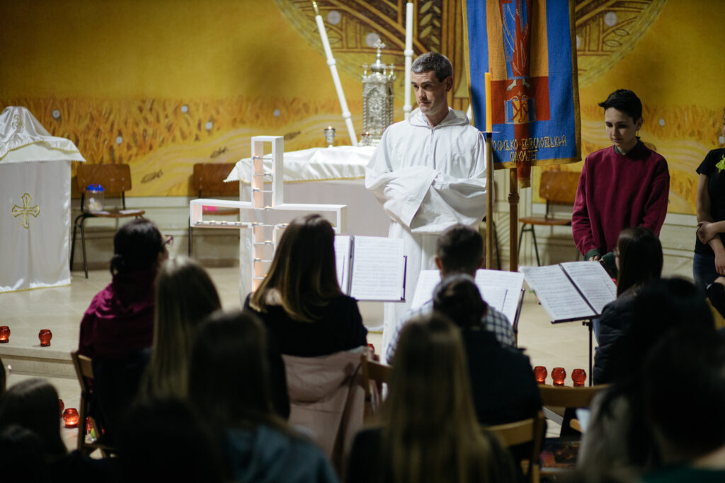 With the sound of sirens: Taizé brothers pray with UCU students_1