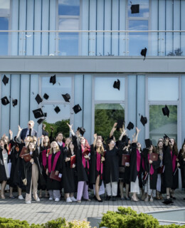 26 червня 2021 у УКУ відбулася традиційні випускні урочистості. Гуманітарний факультет вже вдруге вручив дипломи бакалаврів історії, культурології, філології випускникам програми Artes Liberales. Церемонія була особливо радісною і зворушливою, адже їй передували майже три місяці переважно дистанційного навчання і дуже рідкісні нагоди для особистого спілкування. До випускників звернулися декан Гуманітарного факультету Андрій Ясіновський, керівниці бакалаврських програм Наталія Ковальчук, Зоряна Рибчинська, Наталія Працьовита, Оксана Вінниченко та почесний гість Ян Томбінський – історик, дипломат, колишній голова Представництва Європейського Союзу в Україні. Рефреном у цих виступах звучала віра в добре майбутнє новоспечених бакалаврів, які свого часу ризикнули і прийшли на програму, яка на той час не могла похвалитися випускниками, не мала відгуків від студентів і не була схожою на жодну з існуючих. Ця когорта студентів запам’ятається нам як активна, часом критична і здатна бути співавтором програми, на якій навчається. Промовці особливо підкреслювали важливість гуманітарних наук у світі, який переживає період політичної та соціальної турбулентності та переоцінки цінностей. Випускники, своєю чергою, подякували викладачам і науковим керівникам за «скриньку з інструментами» (Ксеня Стеценко), яку вони беруть з собою в самостійне життя. Христина Кобко особливо відзначила творчу і доброзичливу атмосферу, яка панувала на програмі та дозволяла щодня «робити неможливе», а Віктор Гнатів звернув увагу на непростий історичний контекст, в якому розгорталася історія бакалаврів 2021. Вперше була можливість запросити до слова випускницю Artes Liberales, Людмилу Баталову, яка поділилася досвідом «життя після бакалаврату» і запевнила, що диплом Гуманітарного факультету вже не раз допомагав їй в реалізації кар’єрних і творчих планів. Урочистості завершилися традиційними спільними фото (авторка: Надія Гонтар), які можна переглянути в галереї: