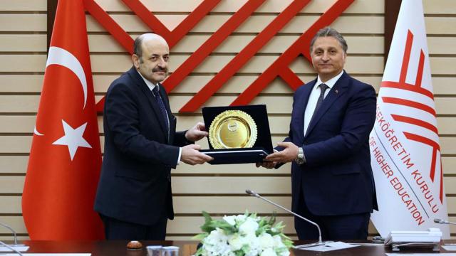 YÖK Başkanı Saraça Eğitim Ödülü verildi