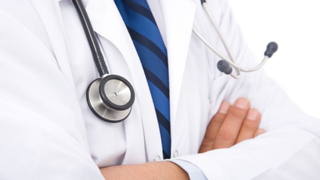 Pandeminin ortasında doktor maaşına tırpan