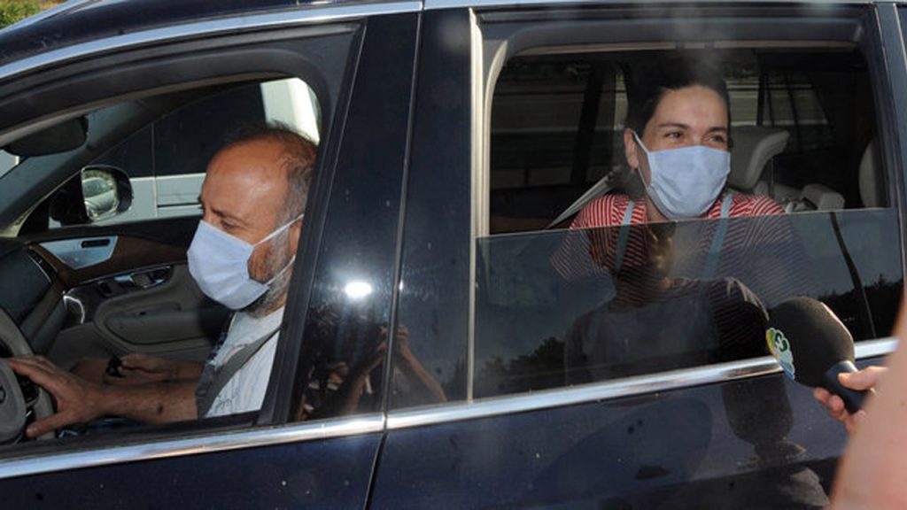 Bergüzar Korel ve Halit Ergenç yılbaşı alışverişini son güne bıraktı