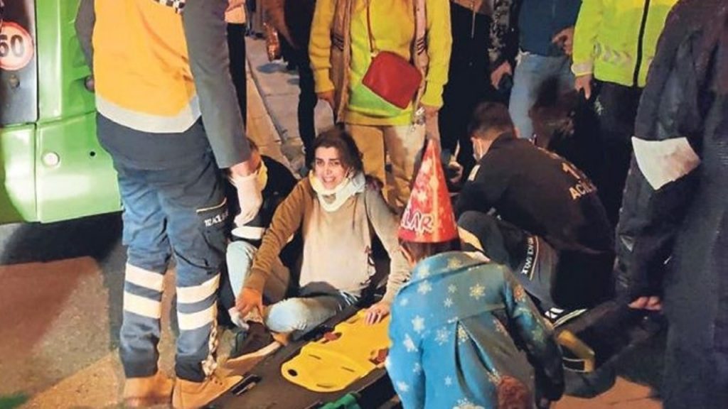 Ayağını burkan kadın ortalığı birbirine kattı!